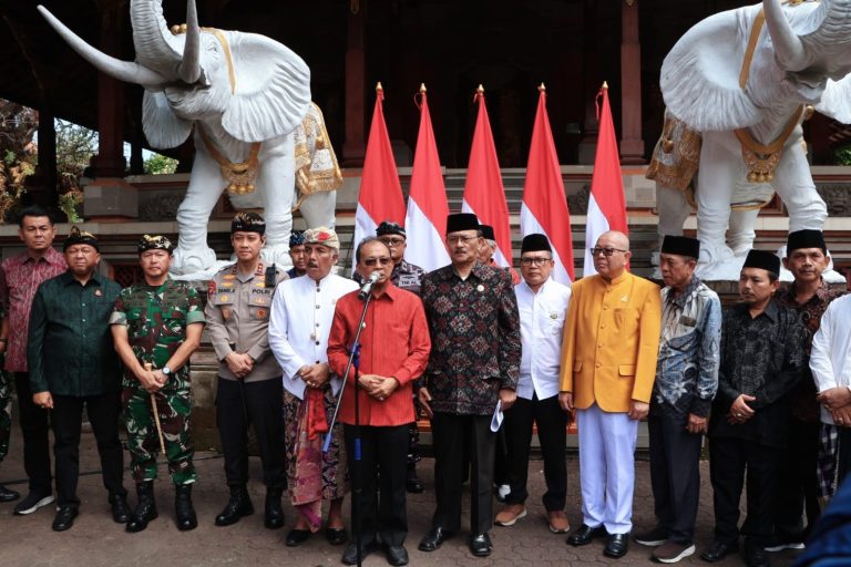 Pemuka Agama dan Pecalang Bersatu Jaga Kondusivitas Bali Pasca Demonstrasi, Gubernur Koster: TNI dan Polri Jaga Ketat Bandara dan Pelabuhan