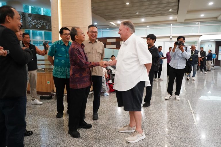 Gubernur Koster Cek Langsung Situasi Kedatangan Wisman di Bandara Ngurah Rai, Tepis Isu Bali Sepi, Meningkat 600 Ribu Orang