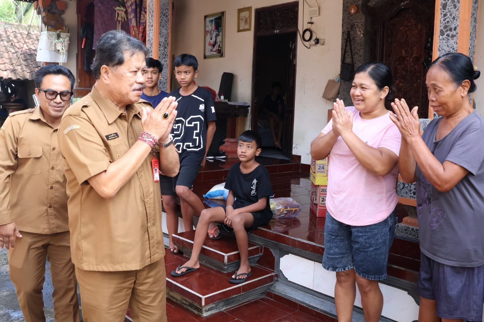 Wakil Bupati Tabanan Serahkan Bantuan Sosial ke Anak Yatim Piatu