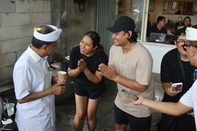 Anak Muda Bali Antusias Nikmati Kopi dan Be Guling Traktiran Gubernur Koster saat Rahina Tumpek Klurut