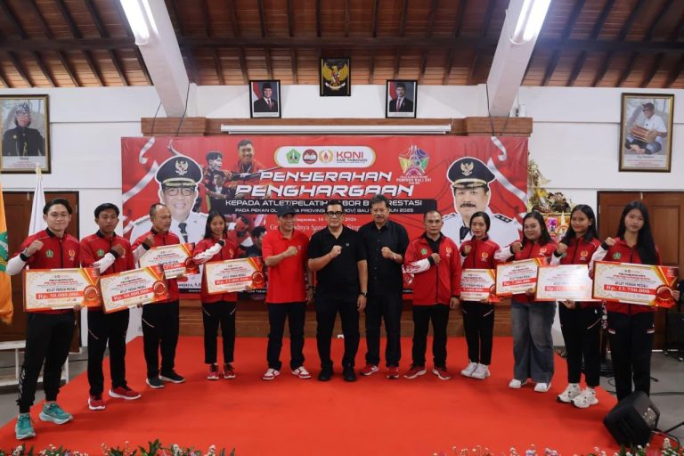 Bupati Sanjaya Serahkan Penghargaan kepada Atlet dan Pelatih Berprestasi Porprov Bali XVI Tahun 2025