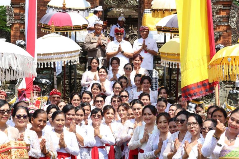 Bupati Sanjaya Sembahyang Pujawali Ring Tri Kahyangan Desa Adat Kota Tabanan