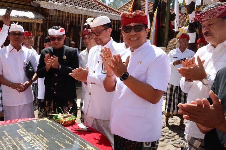 Bupati Sanjaya Hadiri Karya Agung di Pura Manik Toya, Batannyuh, Marga