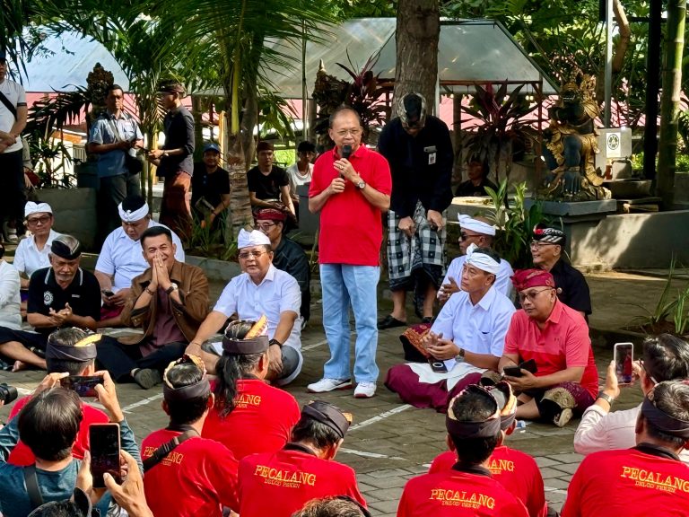 Ngayah Tanpa Pamrih, Gubernur Koster bantu Seragam untuk 503 Pecalang Buleleng, akan Alokasi Insentif Rp 50 Juta Tiap Desa Adat