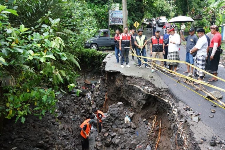 Pemkab Tabanan Tinjau Jalan Rusak Akibat Longsor di Banjar Anyar, Kediri