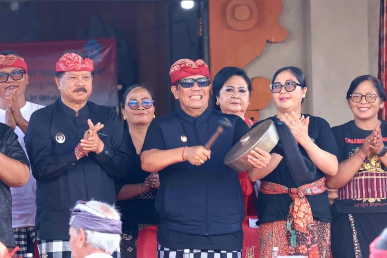 Pawai Ogoh-Ogoh Desa Adat Kota Tabanan Gaungkan Nyepi Damai dan Tabanan Bersih