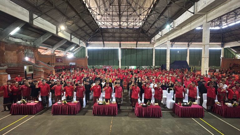 Ketua DPD PDI Perjuangan Bali Wayan Koster Kukuhkan Ribuan Pengurus Anak Ranting, Ranting dan PAC Denpasar