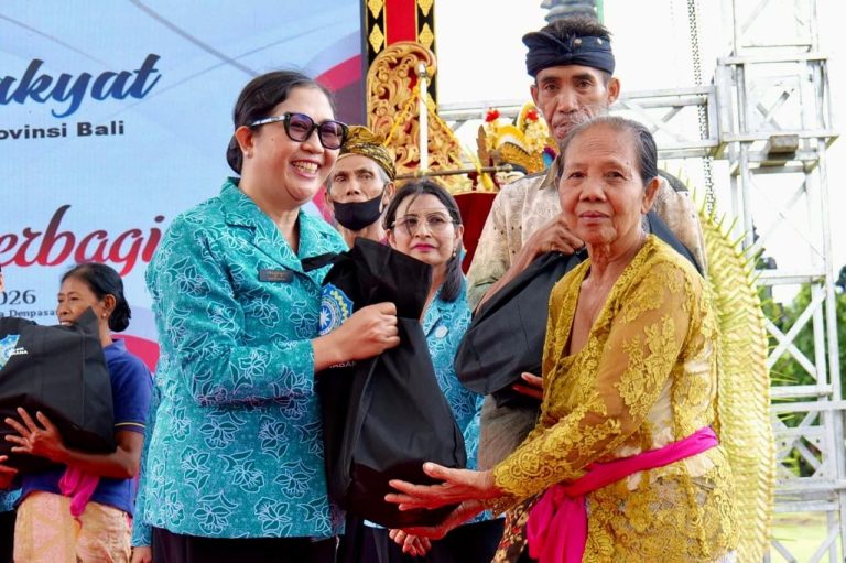 Ny. Rai Wahyuni Sanjaya Hadiri Pasar Rakyat TP PKK Provinsi Bali “Berbelanja dan Berbagi”