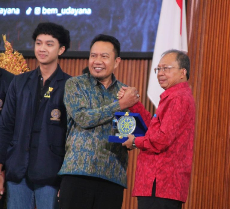 Diskusi Publik “Sang Pewahyu Rakyat” di UNUD, Gubernur Wayan Koster Jabarkan Program 1 Keluarga 1 Sarjana