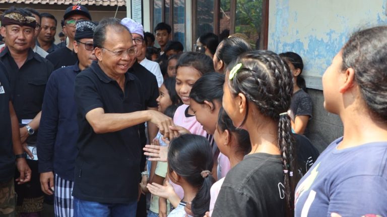 Tinjau Korban Banjir, Gubernur Koster Salurkan Rp 1,26 M untuk Perbaikan Rumah, Santunan Korban Meninggal, dan Pemulihan Jaringan Air Bersih