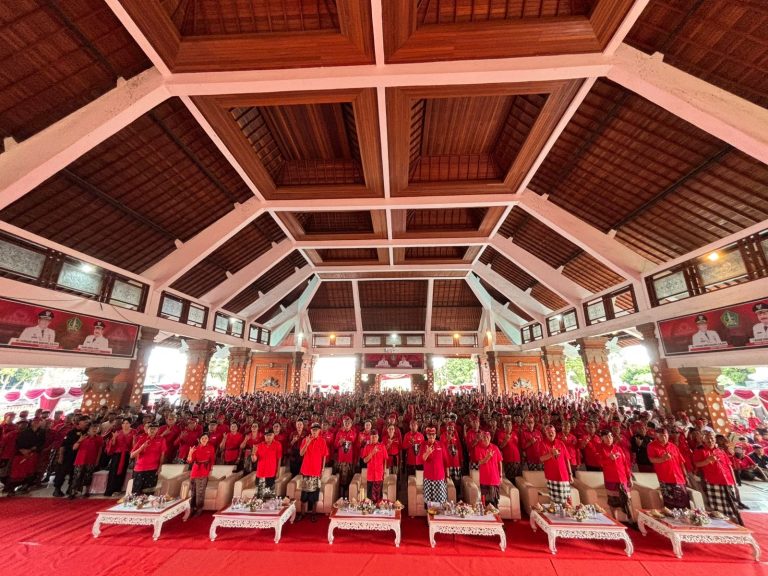 Kukuhkan 5.079 Pengurus PDIP Tabanan, Koster Minta Kuatkan Organisasi, Menyama Braya, dan Gotong Royong untuk Rakyat