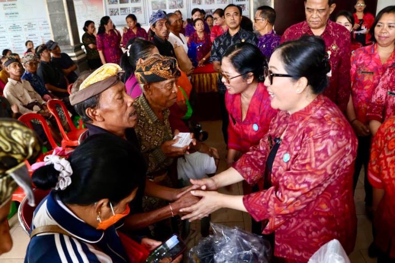 Bunda Rai Gelorakan Aksi Bergerak dan Berbagi di Kerambitan dan Penebel