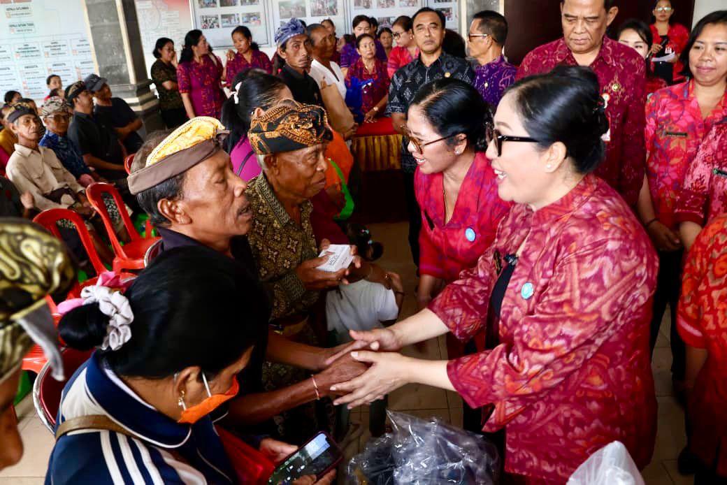 Bunda Rai Gelorakan Aksi Bergerak dan Berbagi di Kerambitan dan Penebel