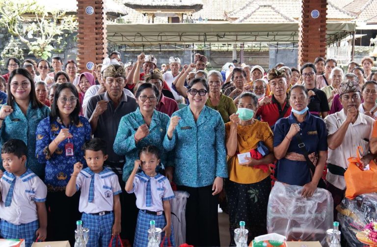 Bergerak dan Berbagi Bersama Ny. Rai Wahyuni Sanjaya di Kecamatan Tabanan dan Kediri, Ratusan Warga Terima Bantuan
