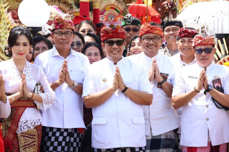 Bupati Sanjaya Hadiri Pemelasapasan Padmasana RSUD Singasana – Tekankan Makna Yadnya dan Pelayanan Preventif –