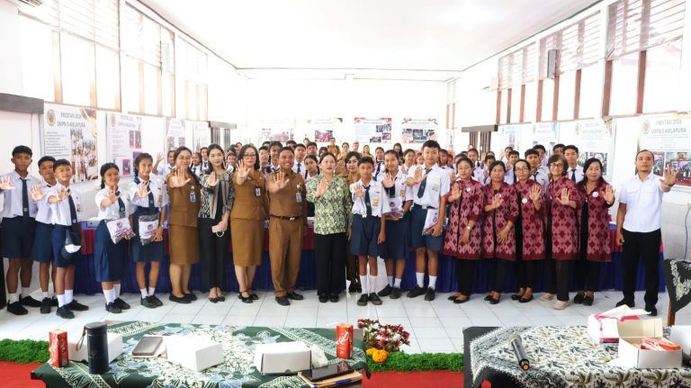 Ny. Seniasih Giri Prasta Ingatkan Pelajar Bijak Bermedia Sosial dan Terbuka kepada Orang Tua