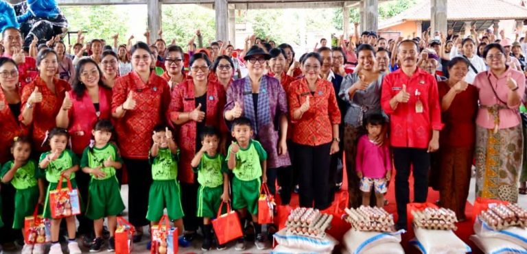 Aksi Bergerak dan Berbagi Bunda Rai di Selemadeg Timur dan Selemadeg Sasar Ratusan Warga Rentan