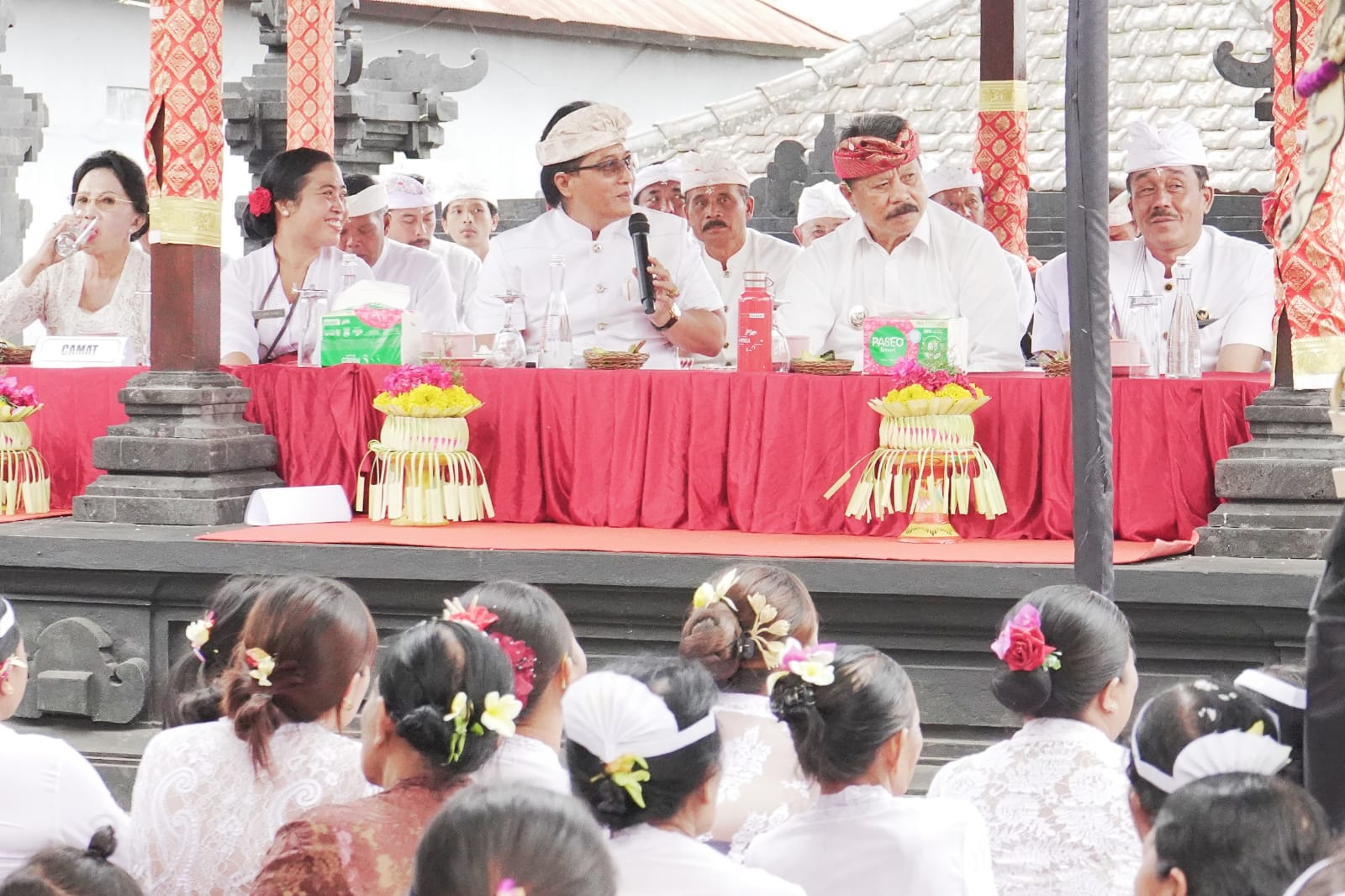 Hadiri Ngenteg Linggih di Batunya, Wagub Giri Prasta Tekankan Pentingnya Gotong Royong dan Persatuan Krama