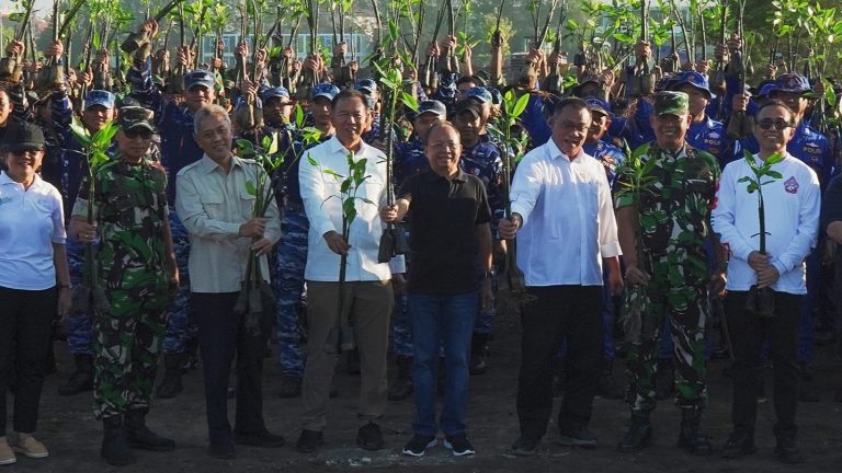 Aksi Kolaborasi Penanaman Mangrove di Denpasar Simbol Pelestarian Lingkungan, Menteri LH dan Gubernur Koster Tanam Mangrove, Perkuat Komitmen Bali Hadapi Perubahan Iklim
