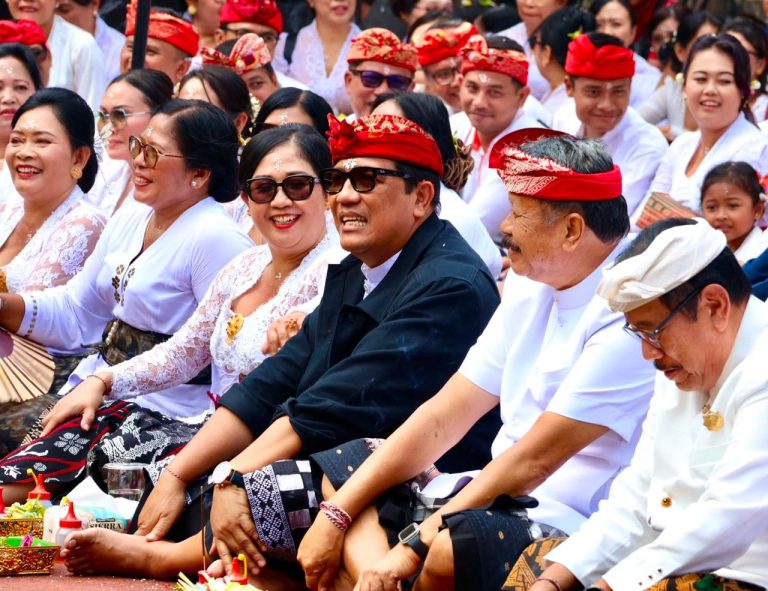 Bupati Sanjaya Pimpin Bhakti Penganyar Pemkab Tabanan di Pura Mandhara Giri Semeru Agung, Wujudkan Sradha dan Semangat Ngayah