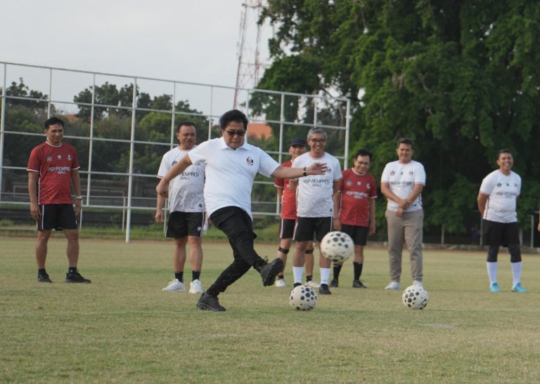 Lakukan Kick-off, Wagub Giri Prasta Buka Turnamen Mini Soccer Kerthi Bali IV