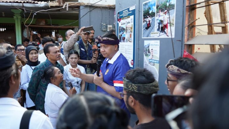 Sekda Dewa Indra Dampingi Menteri PKP Tinjau Bedah Rumah di Tonja