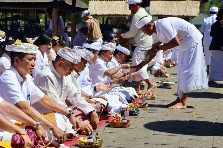 Perkuat Pembangunan Sekala-Niskala, Pemprov Bali Ngaturang Pekeling di Pura Agung Besakih