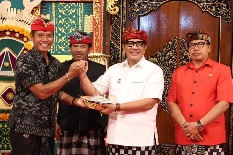 Bupati Sanjaya Resmikan Bale Sasana Ki Bendesa Sanggulan, Apresiasi Semangat Gotong Royong Krama