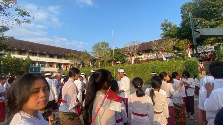 Khidmat dan Semarak, SMPN 8 Denpasar Gelar Upacara Bendera Peringatan HUT Ke-81 RI