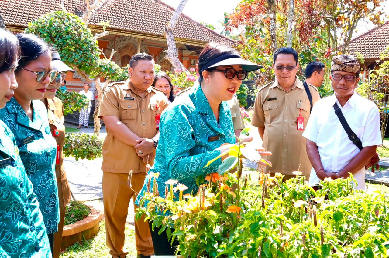 Dalam rangka rangkaian HKG PKK Ke-54 Kabupaten Tabanan, Bunda Rai melaksanakan Lomba Aku Hatinya PKK Seluruh Kecamatan – Dirangkaikan Dengan Peninjauan Lomba Telajakan dan PSBS Tim Pembina Posyandu diawali di Kecamatan Tabanan dan Kediri