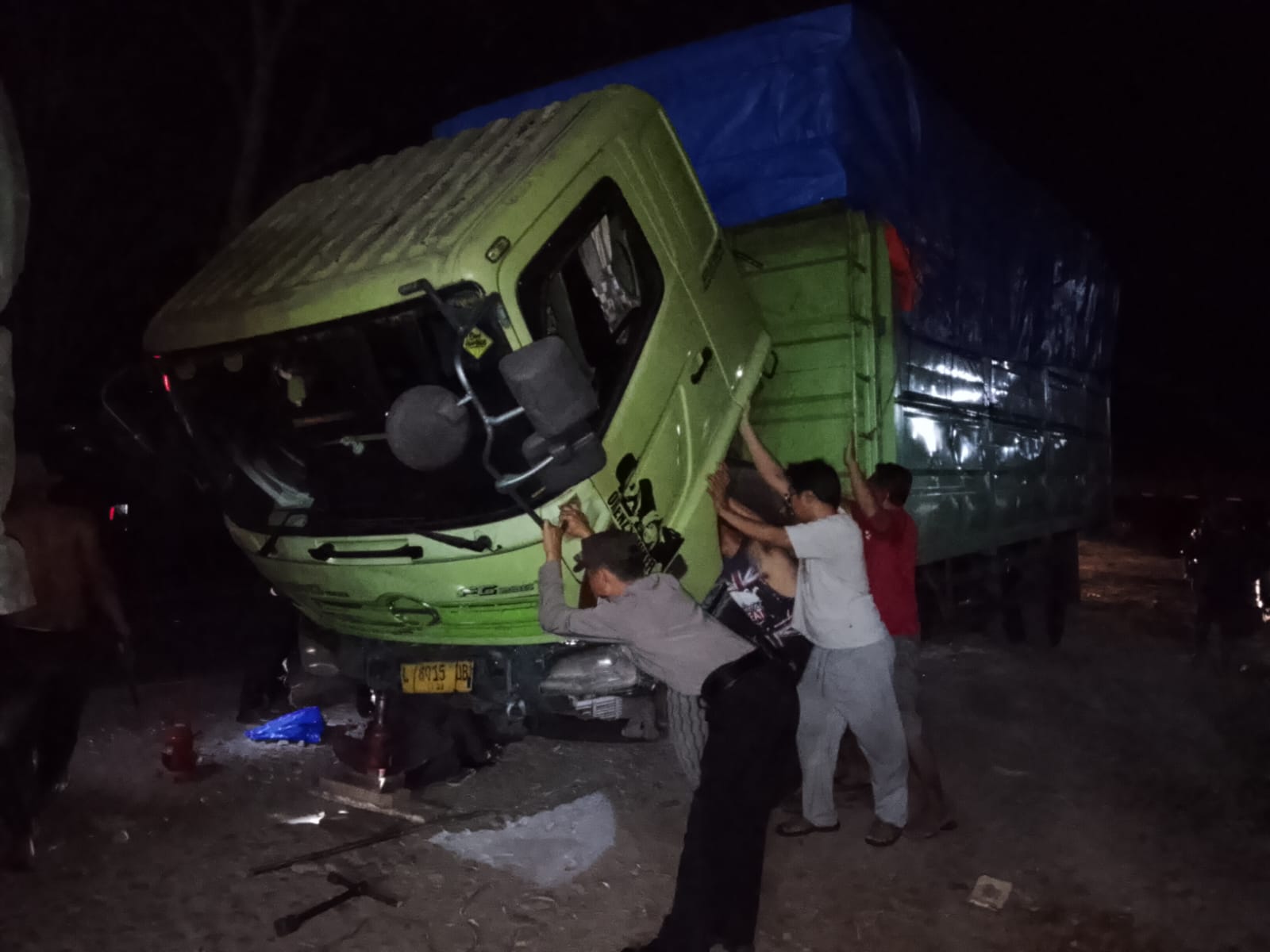 Hendak Cek Bunyi Roda, Sopir Truk Tewas Terkena Ledakan Ban di Jembrana