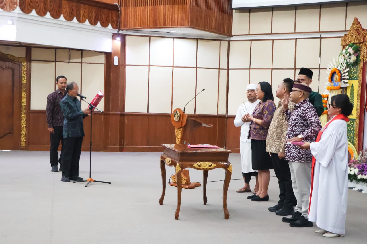 Gubernur Koster Lantik 9 Anggota BPSK Kota Denpasar Periode 2026-2031