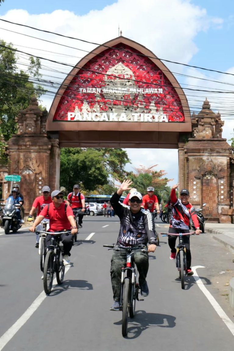 Bersepeda Bersama Komunitas, Bupati Sanjaya Tinjau Pembangunan Penataan Area Kota Singasana