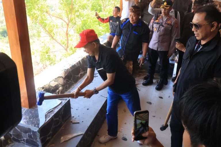 Tegas, Gubernur Koster Pimpin Pembongkaran Vila di Kawasan Hutan Desa Pejarakan