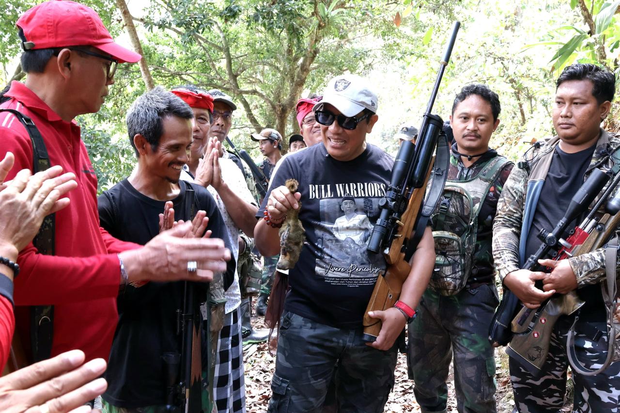 Dukung Peningkatan Produksi Petani Setempat, Bupati Sanjaya Ikuti Gerdal Hama Tupai di Selemadeg Barat