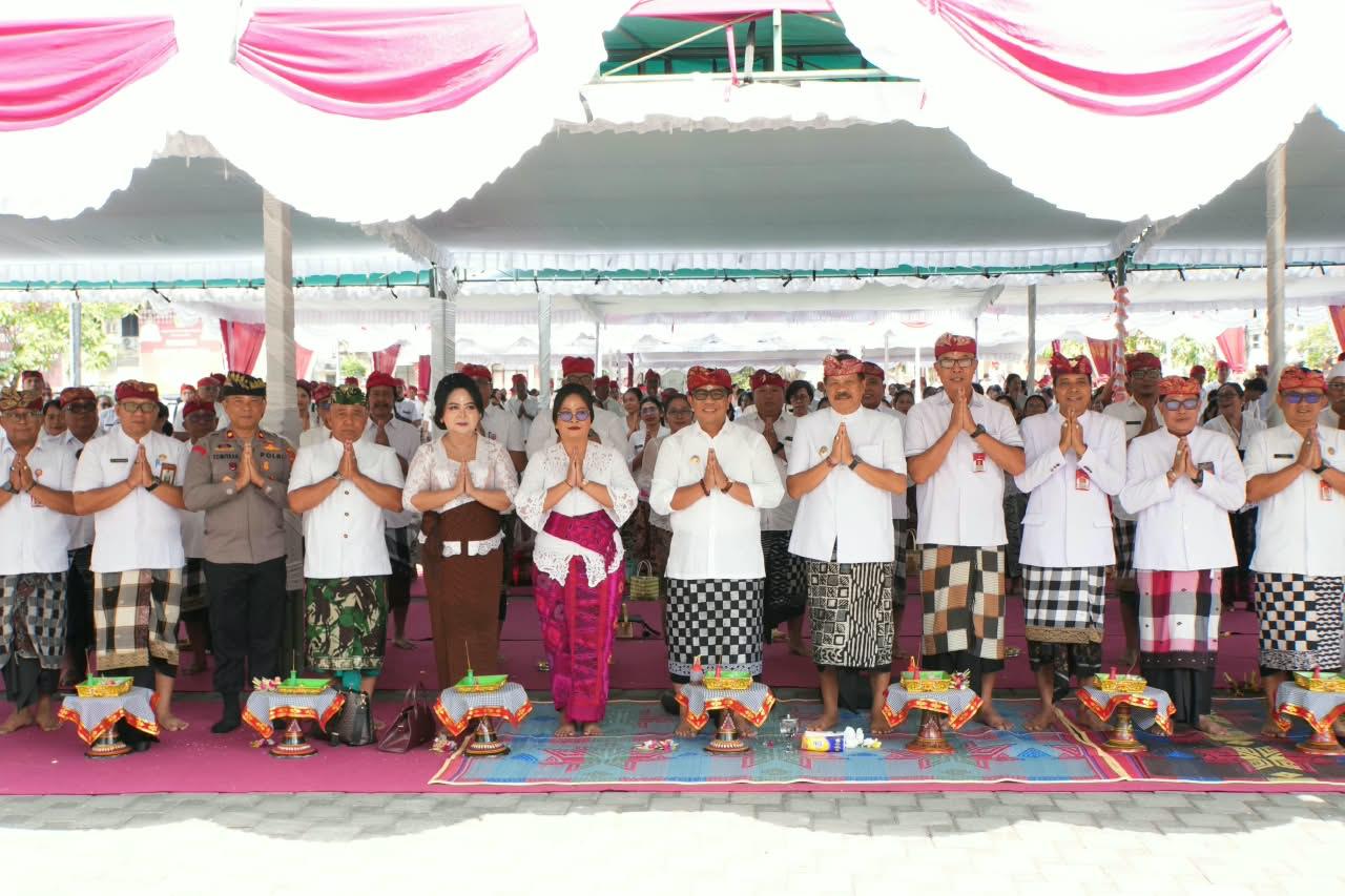 Rahina Tumpek Wayang, Bupati Sanjaya Ajak Masyarakat Jaga Keharmonisan Alam Bali